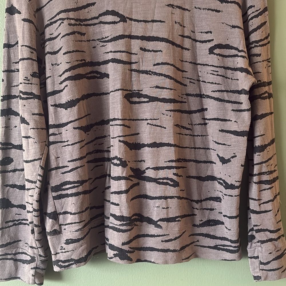 Monrow Tiger Stripe Black Long Sleeve Pull Over Light Sweater Sz S - Picture 6 of 7